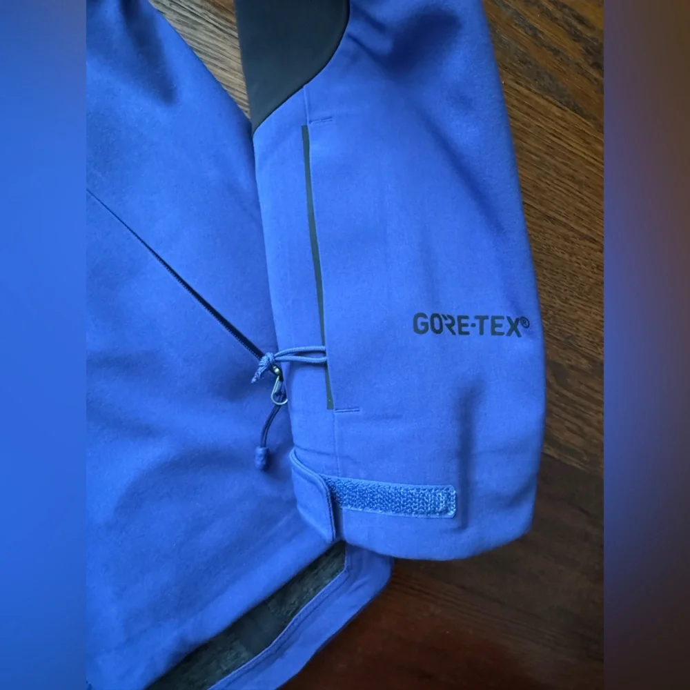 The North Face Gortex Rainshell - Picture 3 of 5
